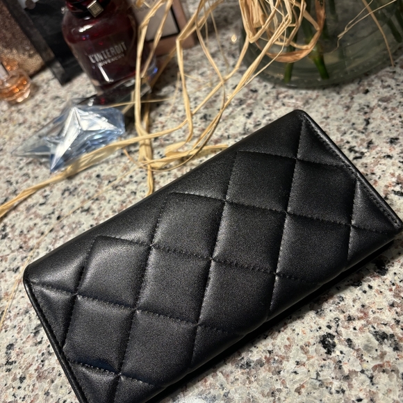 Authentic Chanel sunglasses with case - Picture 7 of 7